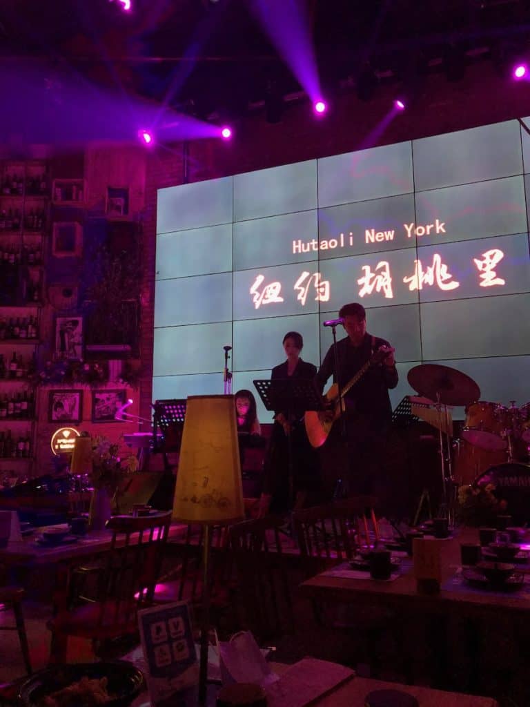 hutaoili stage in restaurant with musicians